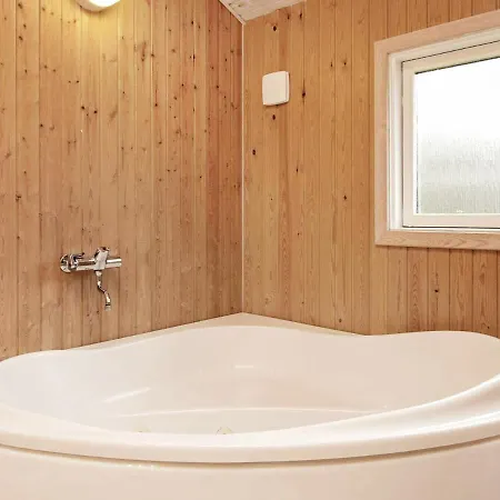Four-bedroom Holiday In 6 Hotel