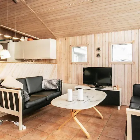 Four-bedroom Holiday In 6 Hotel
