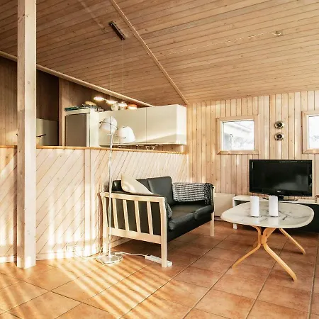 Four-bedroom Holiday In 6 Hotel
