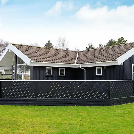 Four-bedroom Holiday In 6